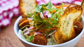 Ικαρία: Τα πολύτιμα μυστικά της διατροφής για μακροζωία