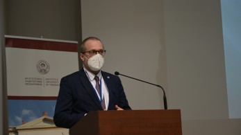 Hans Kluge: Τα εμβόλια που έχουν εγκριθεί πληρούν τις προδιαγραφές ασφάλειας