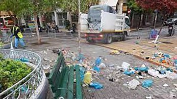 Συνεχίζονται τα κορωνοπάρτι στις πλατείες