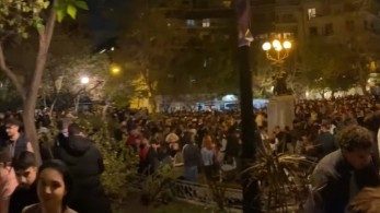 Κορωνοπάρτι στις πλατείες: Γιατί δεν παρεμβαίνει η αστυνομία