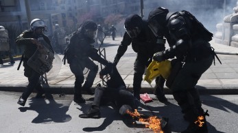 Αναρχικοί “έκαψαν” διαδηλωτή -Τον έσωσαν άνδρες των ΜΑΤ (vid)