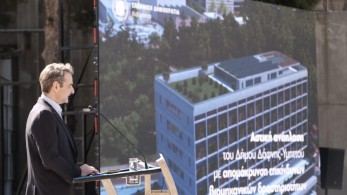 Το… «σκονάκι» ενός μπόμπιρα στον Μητσοτάκη