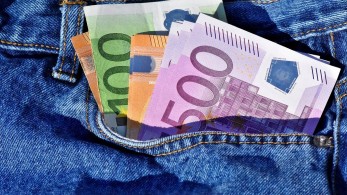 Οικονομική ενίσχυση 400 ευρώ: Διευρύνεται ο αριθμός των δικαιούχων