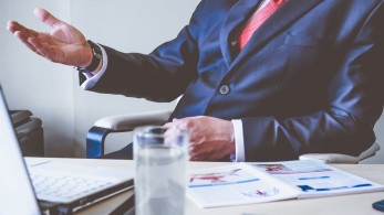 Δημοτικός σύμβουλος εμφανίστηκε σε τηλεδιάσκεψη με τα… εσώρουχα (video)