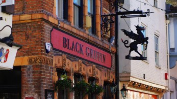 Αγγλία: Ανοίγουν σήμερα τα καταστήματα και οι κήποι των παμπ