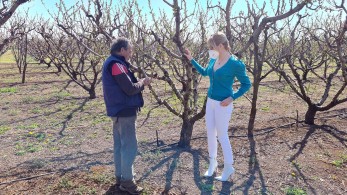 Θεοδώρα Τζάκρη: Με μπότα-στιλέτο στα χωράφια της Πέλλας