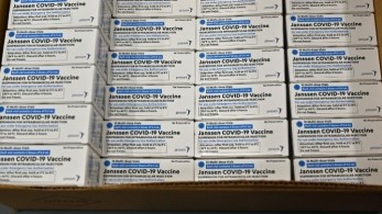 Η Johnson & Johnson αρχίζει τις παραδόσεις εμβολίων στην ΕΕ