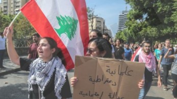 Λίβανος: Γυναίκα έριξε κλωτσιά και έγινε σύμβολο των διαδηλώσεων κατά της διαφθοράς (vid)