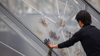 Ακτιβιστές πασάλειψαν με μελάσα την Πυραμίδα του Λούβρου (pics & vid)