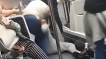 Άγριος καυγάς από ζευγάρι σε λεωφορείο – Εμβρόντητοι οι επιβάτες (vid)