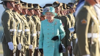 Βρετανία: Η βασίλισσα Ελισάβετ εγκαταλείπει την αληθινή γούνα