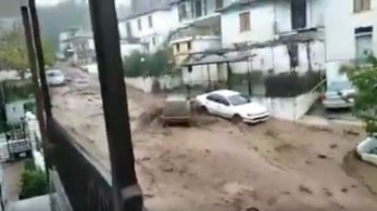 Εικόνες βιβλικής καταστροφής στη Θάσο – Χείμαρρος παρασύρει τα πάντα (vid)