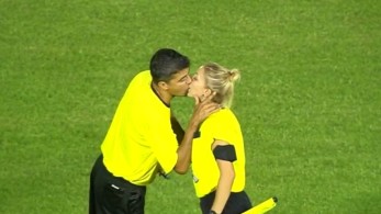 «Καυτό» φιλί διαιτητών μέσα στο γήπεδο! (vid)