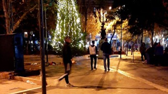 Εξάρχεια: Επιχείρησαν να κάψουν το χριστουγεννιάτικο δέντρο!
