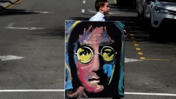 Ένα ζευγάρι γυαλιά ηλίου του Τζον Λένον πουλήθηκε για 184.000 δολάρια!