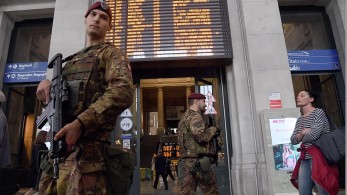 Άνδρας επιτέθηκε με ψαλίδι εναντίον στρατιώτη στην Ιταλία