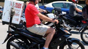 Απίστευτο σκηνικό στον Πύργο: Έκλεψαν τα φαγητά από τον ντελιβερά!