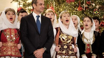 Άκουσε τα κάλαντα της Πρωτοχρονιάς ο πρωθυπουργός (pics & vid)