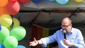 Athens Democracy Forum: Ο Μπακογιάννης τιμά μετά θάνατον τον Pawel Adamowicz