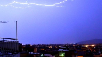 Οι περιοχές που «έπνιξε» η κακοκαιρία – Ανεμοστρόβιλοι και υδροσίφωνες