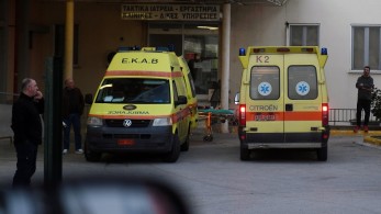 Τροχαίο στη Λεωφόρο Αθηνών: Σύγκρουση ΙΧ με φορτηγό – Τρεις τραυματίες (video)