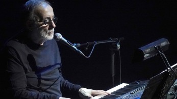 Σε λαϊκό προσκύνημα η σορός του Θάνου Μικρούτσικου το πρωί της Δευτέρας