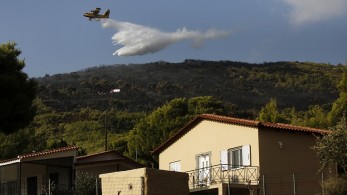 Υπό μερικό έλεγχο η πυρκαγιά στη Μάνδρα – Φωτιά στο Μαρκόπουλο