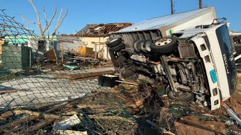Υποβαθμίστηκε ο κυκλώνας Ντόριαν, αλλά παραμένει απειλητικός