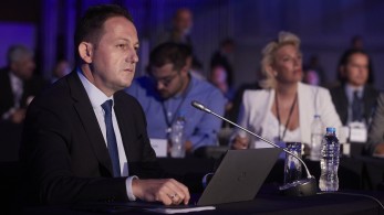 Πέτσας: Ο κ. Τσίπρας γνωρίζει καλά τις λέξεις «εργολάβος» και «διαπλοκή»