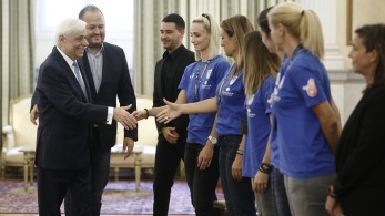 Τις αθλήτριες της εθνικής μπάσκετ κωφών τίμησε ο ΠτΔ