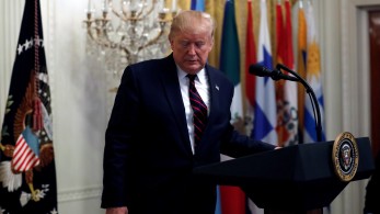 Κρυφακούγοντας τον Τραμπ: Απροετοίμαστος και με υποβολείς στις συνομιλίες του