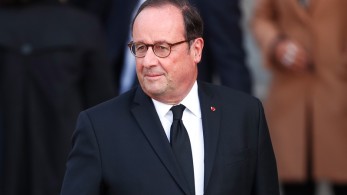 Ένταση στη Γαλλία: Ακτιβιστές έκαψαν βιβλία του Ολάντ