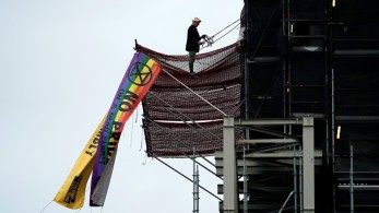 Διαδηλωτής «μασκαρεμένος» ως Μπόρις Τζόνσον σκαρφάλωσε στο Μπιγκ Μπεν (vid-pics)