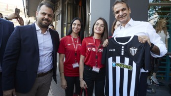 Δώρο φανέλα της “Μαύρης Θύελλας” στον πρωθυπουργό (βίντεο)