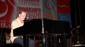 Με το “Αν μ’αγαπάς” αποχαιρέτησαν τον Γιάννη Σπανό φίλοι και συγγενείς στο Κιάτο