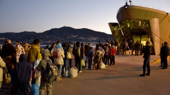 Με αρματαγωγά του Ναυτικού μεταφέρθηκαν 795 αιτούντες άσυλο από τη Λέσβο