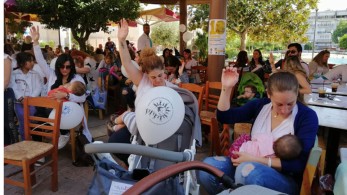 Μητέρες θήλασαν δημόσια τα μωρά τους στο Δημαρχείο Θεσσαλονίκης (vid)