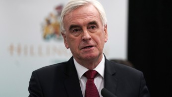 Παραιτήθηκε μετά την βαριά ήττα σκιώδης υπουργός των Εργατικών