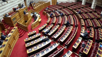 Καυγάς στη Βουλή για ΕΝΦΙΑ: Επιμένει ο Τσακαλώτος ότι τον μείωσε ο ΣΥΡΙΖΑ