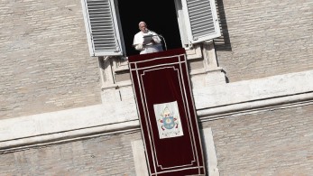 Βατικανό: «Κρεμάει στα μανταλάκια» τους παιδεραστές ο Πάπας