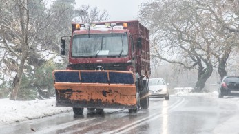 Επτά εκχιονιστικά στην Μάνδρα από την Περιφέρεια Αττικής
