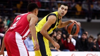 Ο Σλούκας έβαλε το καλάθι της χρονιάς… μέσα στο ΣΕΦ (vid)