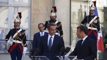 Ικανοποίηση Μητσοτάκη για τη συνάντηση με Μακρόν