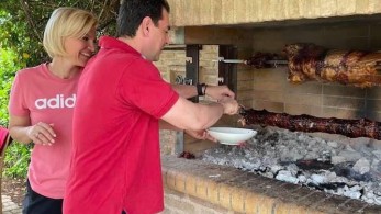 Ο Κώστας Σκρέκας σε πασχαλινές γαστριμαργικές …περιπέτειες με τον οβελία