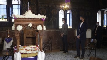 Στο παρεκκλήσι του Ιπποκρατείου για τον Επιτάφιο ο πρωθυπουργός και ο γιος του