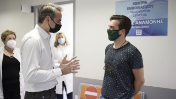 Στο ΚΥ Ραφήνας ο πρωθυπουργός: Το «ευχαριστώ» σε γιατρούς και νοσηλευτές