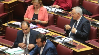 Ευέλικτο ωράριο: Ο νόμος που υπέγραψαν Ραγκούσης, Ξενογιαννακοπούλου και Κατσέλη