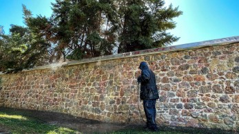 Μεγάλη αντι-γκράφιτι παρέμβαση στην Ερμού από τον Δήμο Αθηναίων (Βίντεο)