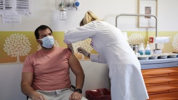 Εμβόλιο: Ουρές κάνουν οι νέοι -Άνοιξε η πλατφόρμα για 45 έως 49