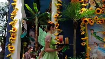 Τραπέζια και χαμόγελα στο κέντρο της Αθήνας (pics)